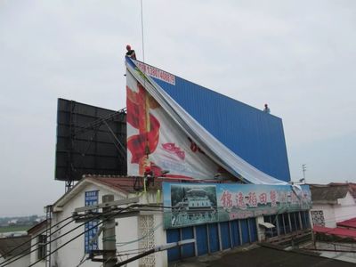 县城管执法局依法拆除大型违规户外广告牌 维护城市形象与公共安全