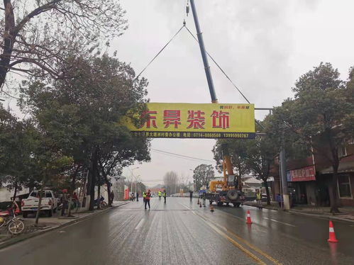 金湖街道开展违规广告牌拆除行动 擦亮城市天际线