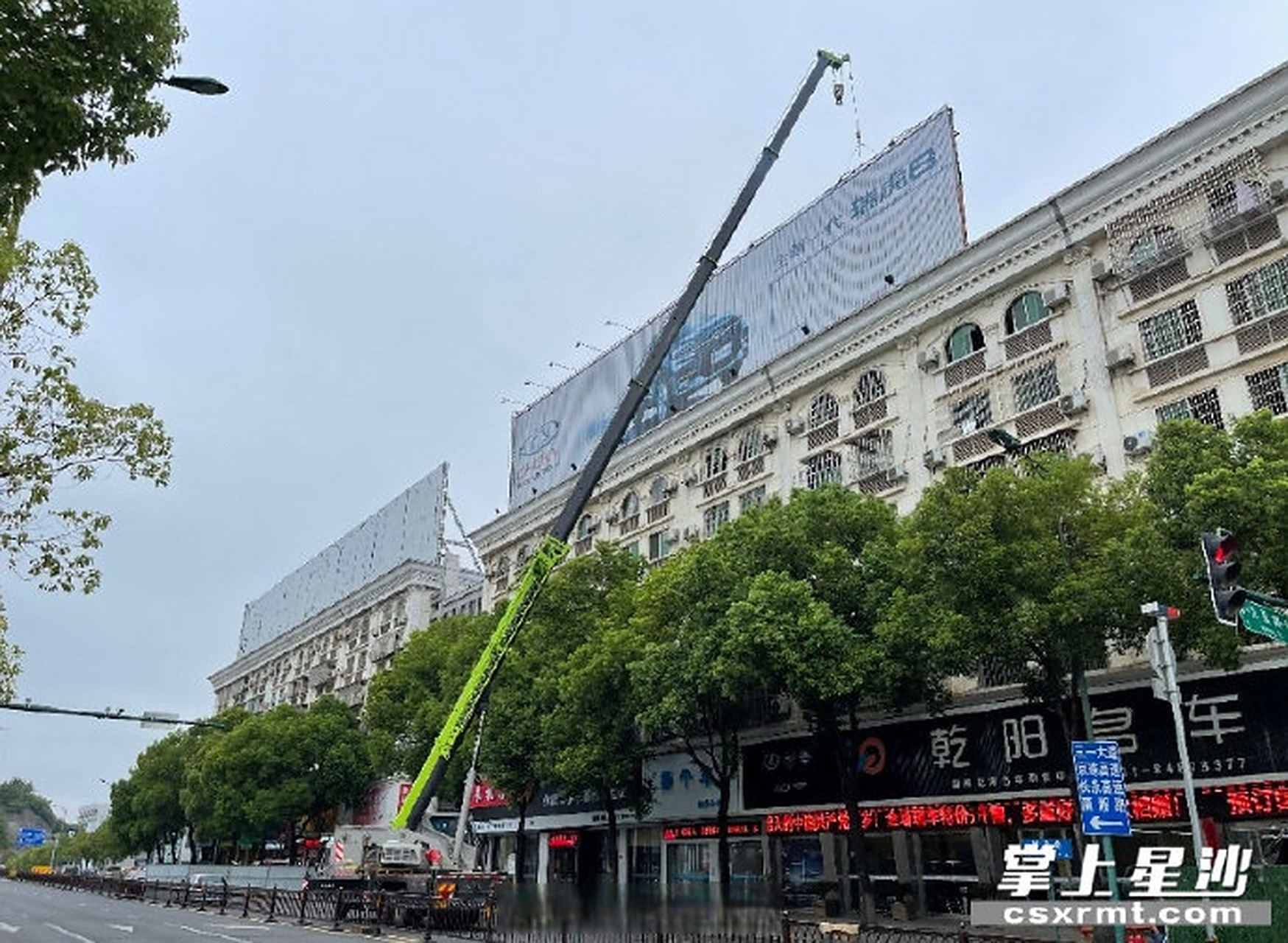 擦亮城市“天际线” 长沙县城管局集中拆除197处违规户外广告牌