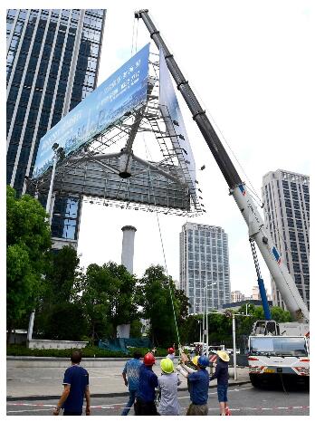 两台吊车起吊，“巨无霸”广告牌被拆除——户外广告牌拆除始末